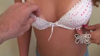 19-letni gorąca nastolatka pieprzy się i dostaje usta pełne spermy