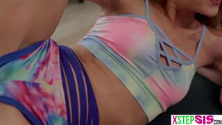 Kleine stap zus en haar strakke vriendin had stepbro krijgt een onverwachte boner voor hen