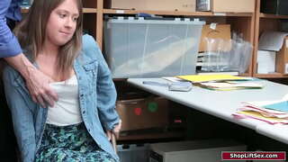 Brunette msichana ni hawakupata shoplifting na afisa humuadhibu yake.Yeye gropes yake tits ndogo na dominates yake kumpa bj.Kisha yeye bangs yake pussy