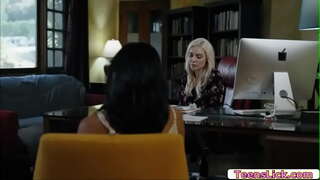 Avi Upendo tu kuangalia Kenzie Taylor anafurahia licking yake pussy