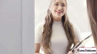 Mpangaji wa harusi kuwapotosha wanandoa na punyeto cunts yao na convinces em kuwa na 3some.Yeye licks blondes pussy yake busty gf facesits yake