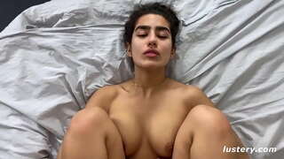 Sätter Hennes Ben Över Hennes Huvud För Djupare Penetration