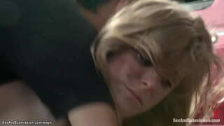 Sexy blonde Senti Pax ziara mwendawazimu fundi Tommy Bastola yeye walikutana katika mtaalamu lakini yeye kumshinda yake na fucks na jogoo mkubwa wote juu ya duka lake