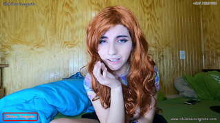 Духтар возбуждается дар назди экрани