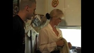 Mama wa mtoto na rafiki yake