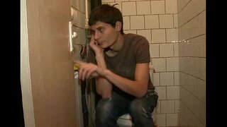 Yeye anacheza na kubwa dick ya kijana