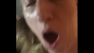 Wczesnym rankiem sex oralny i seks z милфой-blondynka-bomba