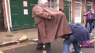 Moto Milfs Hit Mitaani Kwa Ajili Ya Shanga Katika New Orleans