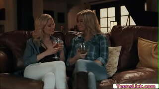 Serene Siren tu kuenea miguu yake na kuangalia Charlotte Stokely kula