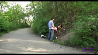 Najpierw dotykają do siebie w barze, a potem idą się pieprzyć w publiczny ogród