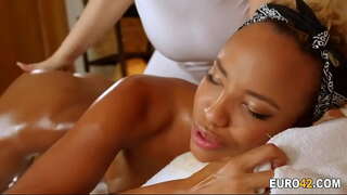 Mafuta mengi massage bora na wangu msagaji mkandaji