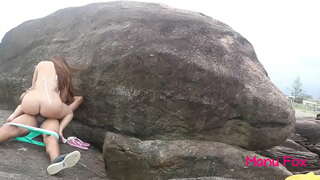 Pornstar Manu Fox anal ngono bila kondomu kwenye pwani ya umma